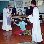 Dos sacerdotes realizan un exorcismo