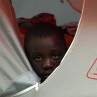 Un huérfano de Haití en una tienda donada por Cáritas