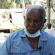 El padre Agustín Almy, entre los escombros de Haití.