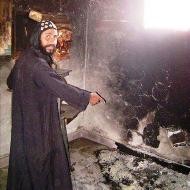 Un copto católico muestra cómo quedó su iglesia tras un ataque musulmán en Navidad