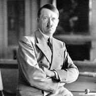 Adolf Hitler, vestido de civil en su despacho