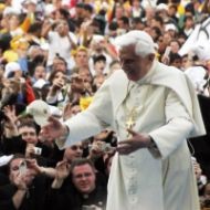 Benedicto XVI, saluda a la muchedumbre en una JMJ