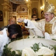 Catecúmena recibe el sacramento del Bautismo