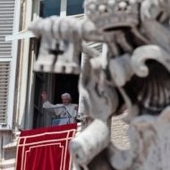 Benedicto XVI anima a acompañarle en la oración por los sacerdotes en su visita a Fátima