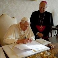 El Papa Benedicto XVI emprende una revolución de cambios en la curia del Vaticano