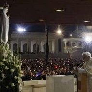 «No tengáis miedo de hablar de Dios y de mostrar sin complejos los signos de la fe», alienta el Papa