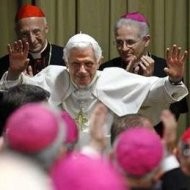 Benedicto XVI es recibido por los obispos italianos