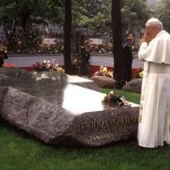 Juan Pablo II ante la tumba del padre Popieluszko