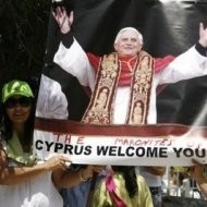 Carteles de bienvenida al Papa en Chipre