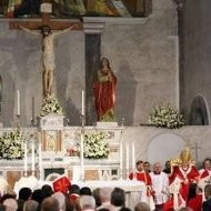 El Papa dice que el mundo necesita la Cruz y pide a los cristianos no abandonar Oriente Medio
