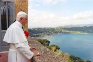 Benedicto XVI inicia sus vacaciones de verano en Castel Gandolfo