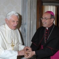 Benedicito XVI y el arzobispo Velacio De Paolis