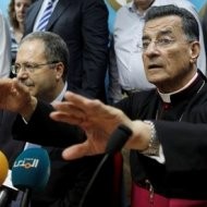 El ministro Tarek Mitri y el arzobispo de Byblos, Bechara Rai, en rueda de prensa.