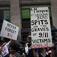 La mezquita escupe en las tumbas de las víctimas del 9/11dice el cartel.
