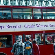 En Londres ya circulan autobuses con la leyenda «Papa Benedicto, ordene mujeres ya»