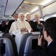 El Papa y los periodistas en el avión rumbo a Edimburgo