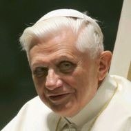 Benedicto XVI está atento a lo que se le dice