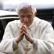 La prensa británica ha pasado de calificar al Papa de «Rottweiller», a  decir: «Es un abuelo santo»