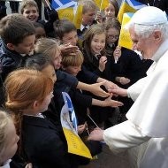 Benedicto XVI con unos niños en Edimburgo