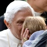 El Papa con un niño durante su visita a Reino Unido