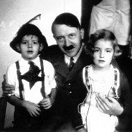 Hitler con dos niños