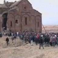 Ultranacionalistas turcos organizan un polémico rezo musulmán en una antigua catedral armenia