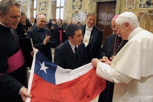 La bandera de los 33 mineros chilenos en manos del Papa