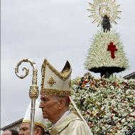 La intensa lluvia no fue obstáculo para los miles que acudieron a celebrar a la Virgen del Pilar