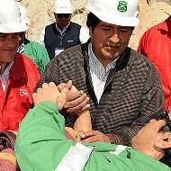 Un minero rescatado de la mina conversa con Evo Morales y Sebastián Piñera