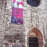 Iglesia de San Lesmes con el cartel de la JMJ manchado con pintura