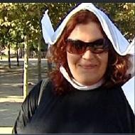 Una manifestante vestida de religiosa