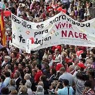 Miles de personas se concentran en Sevilla contra el congreso abortista y exigen respetar la vida