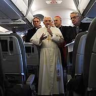 El Papa, en el avión camino de España.