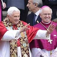 El Papa saluda a los fieles en el Obradoiro.