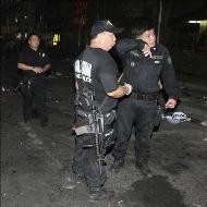 Policías filipinos en el lugar de la explosión