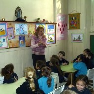 Catequesis en un aula de niños de tres años