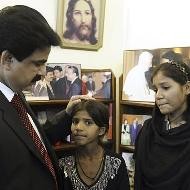 El ministro con las hijas de Asia Bibi