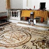 Pintas satánicas en el suelo de la iglesia