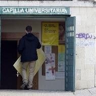 Los laicistas de la UCM exigen con una «cacerolada» eliminar las capillas en universidades públicas
