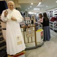 Estatua de Juan Pablo II en una tienda cerca del Vaticano