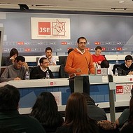 PSOE: Eliminar los símbolos religiosos y colocar máquinas de condones en los centros educativos