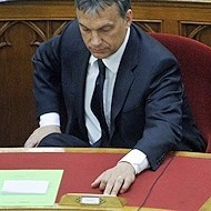 Viktor Orban vota sí.