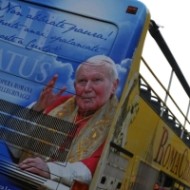 Un autobús con la imagen de Juan Pablo II