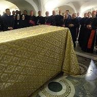 Sacan el ataúd con los restos de Juan Pablo II para la ceremonia de su beatificación