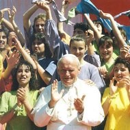 Juan Pablo II y un grupo de jóvenes