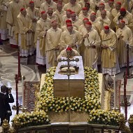 Los cardenales ante el féretro de Juan Pablo II