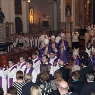 Seis cardenales, 31 obispos, 300 sacerdotes y miles de feligreses despiden al cardenal García-Gasco