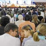 Cientos de personas escuchan la Eucaristía dirigida por Rouco Varela