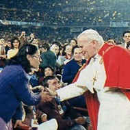 Juan Pablo II estrecha la mano a una jóven