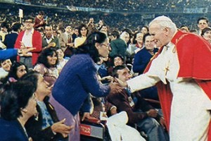 Juan Pablo II estrecha la mano a una jóven